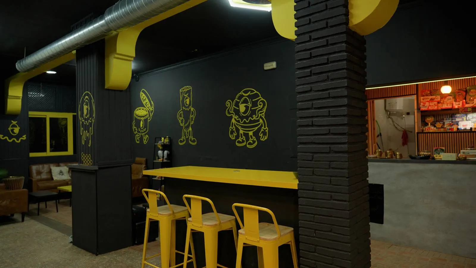 Barra alta con la familia de mascotas de Brosin pintadas en amarillo