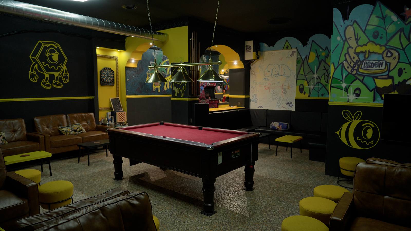 La sala de billar de Brosin, con los murales y los personajes en la pared