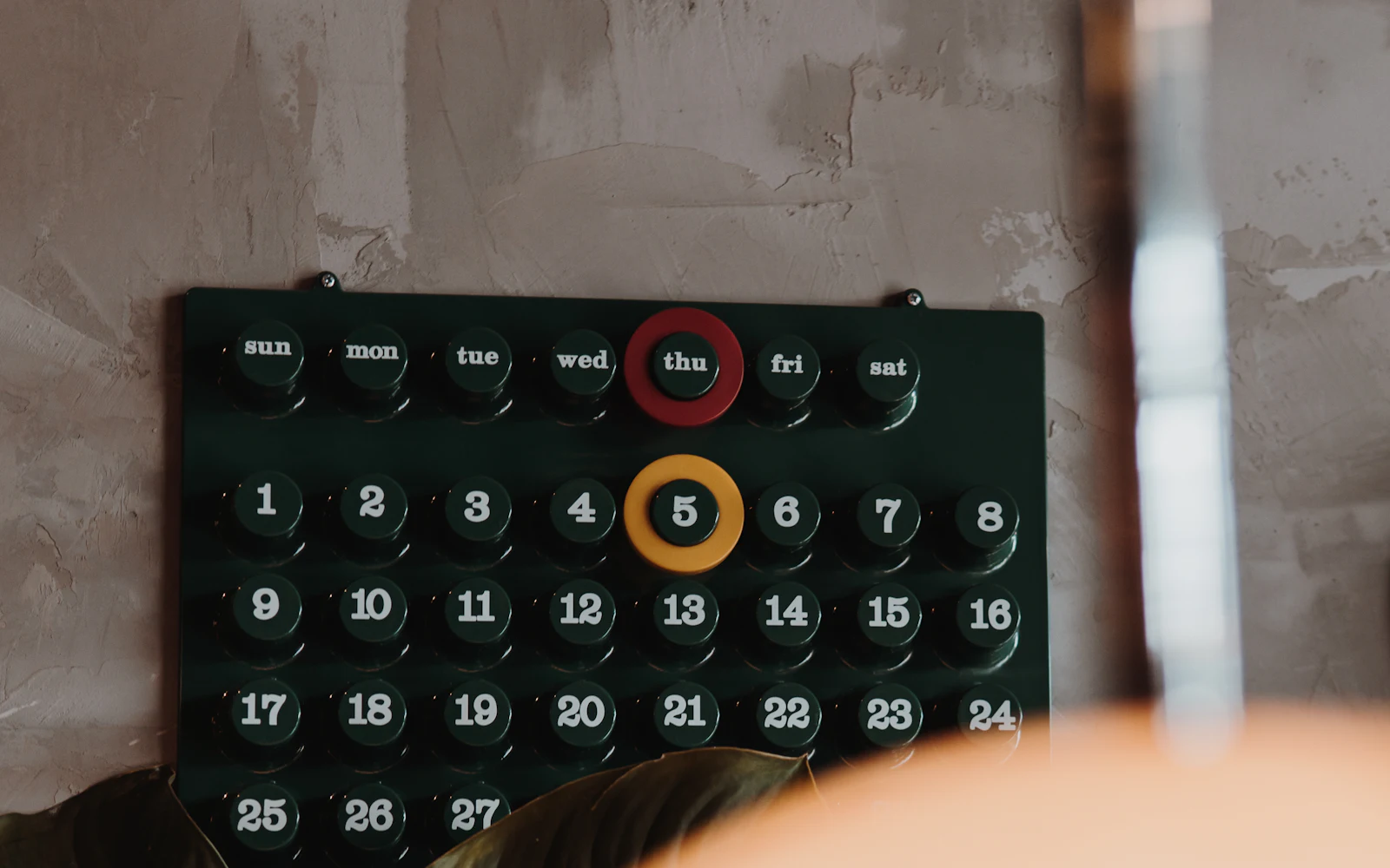 Calendario de pared con un día marcado con un aro amarillo